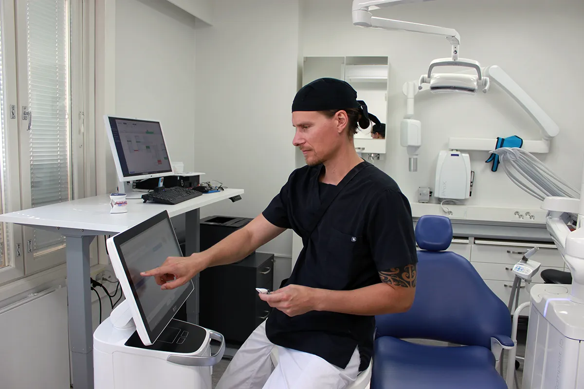 Erikoishammaslääkäri Timo Kolmonen Hammasklinikka Siriuksen hoitotiloissa. Kuvituskuva verkkosivujen artikkelissa, joka käsittelee hampaan poistoa.